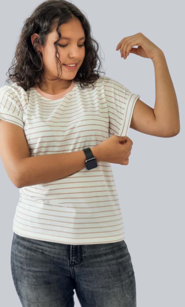 Camiseta de Rayas Horizontales en Blanco y Rosa - Imagen 2